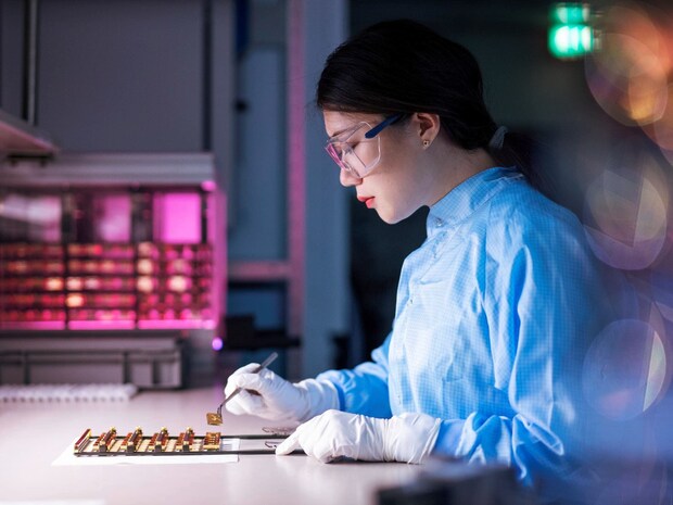 Jenoptik-Mitarbeiterin mit Laborgeräten